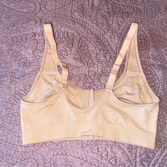 Breezies front closure Beige Bra, no wire - Picture 9 of 9